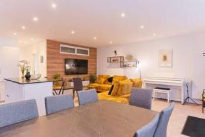 ein Wohnzimmer mit Tisch und Couch in der Unterkunft Mas Lac Blanc Terrace Sauna Parking in Orbey