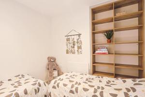 ein Schlafzimmer mit einem Bett und einem Bücherregal in der Unterkunft Mas Lac Blanc Terrace Sauna Parking in Orbey