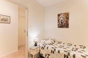 ein Schlafzimmer mit einem Bett und einem Bild an der Wand in der Unterkunft Mas Lac Blanc Terrace Sauna Parking in Orbey