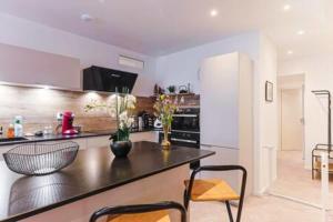 eine Küche mit einer Theke und Stühlen in einem Zimmer in der Unterkunft Mas Lac Blanc Terrace Sauna Parking in Orbey + 65 Fotos