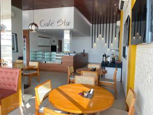 un restaurant avec des tables et des chaises et une enseigne de café dans l'établissement Star Hotel Limoeiro, à Limoeiro 9 autres photos