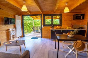 Burnhaupt-le-HautにあるCamping Alsace Les Castorsのログキャビンのキッチン、ダイニングルーム