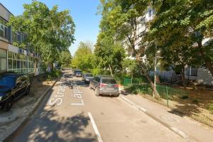 una calle con coches aparcados al costado de la carretera en Apartament Justin, en Galaţi