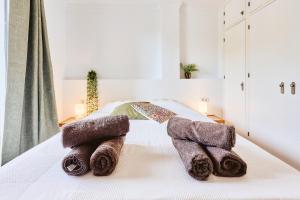 ein Schlafzimmer mit einem Bett mit Handtüchern darauf in der Unterkunft Gr03 Casa La Buena Vida Torrox in Torrox + 37 Fotos