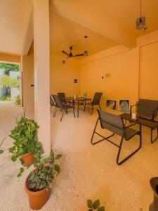 sala de estar con sillas, mesa y techo en Ari Stay Thoddoo, en Thoddoo
