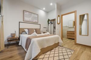 ein Schlafzimmer mit großem Bett und ein Badezimmer in der Unterkunft Casa Príncipe Pío in Madrid