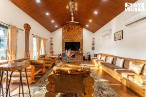 Afbeelding uit fotogalerij van StayVista at Bella Villa with Bathtub, Pool, WiFi in Asangaon