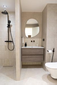 a bathroom with a sink and a mirror at Bayt Tasnim - Résidence familiale sécurisée avec jardin privé in Tangier