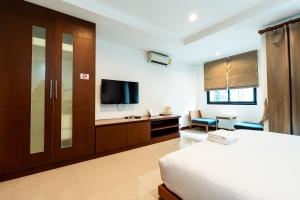 a hotel room with a bed and a tv at X Yon INN Sukhumvit Soi 4 BTS Nana in Bangkok +45 photos