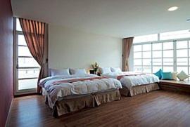 鹿港的住宿－二鹿行館，一间卧室设有两张床和大窗户