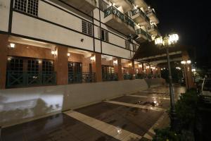 ブリンチャンにあるIris House Hotel Cameron Highlandsの夜の建物の前の街灯