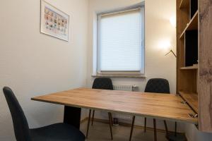 een vergaderruimte met een houten tafel en stoelen bij Ferienwohnungen Meerzeit in Burhave