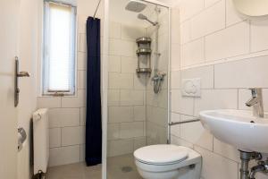 een badkamer met toilet en wastafel bij Ferienwohnungen Meerzeit in Burhave