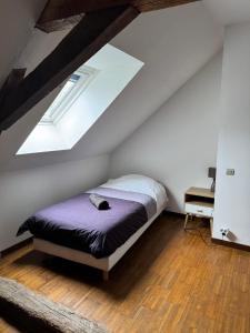 une chambre avec un lit dans un grenier dans l'établissement "Rêves de Gamins", Chambre de droite, 4 couchages dans gîte de campagne "La Camusière", proche du Pôle Européen et du circuit des 24h, à Champagné 19 autres photos