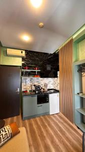 een keuken met een fornuis en een aanrechtblad bij The Big Urban Stay in Istanbul +15 foto's