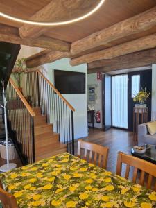 a dining room with a table with yellow flowers on it at Casa Os Prados da Albela in Tríacastela