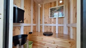 a wooden room with a television and a bucket at Hubane majake Setomaa looduses in Leimani