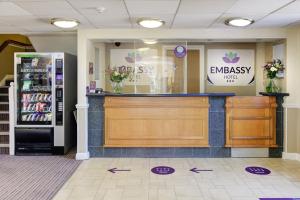 un magasin avec un comptoir et un réfrigérateur dans la pièce dans l'établissement Embassy Hotel, Gateshead Newcastle, Sure Hotel Collection by Best Western, à Newcastle upon Tyne
