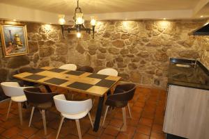 パドロンにあるVilla Garabánのテーブルと椅子のあるダイニングルーム