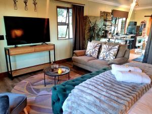 un salon avec un canapé et une télévision à écran plat dans l'établissement Fairfield Cottages, à Ceres