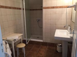 La petite salle de bains est pourvue d'une douche et d'un lavabo. dans l'établissement Gîte de Ségonac, à Saint-Georges-de-Luzençon 38 autres photos