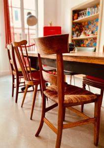 a dining room with a wooden table and chairs at Grande maison de ville MALO LEONE 250m2 pour 15 personnes proche du Puy du Fou in Mauléon +80 photos