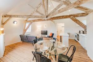 マルク・アン・バルールにあるCharming 2-bedroom apartment at Croisé Larocheのキッチン、ダイニングルーム(ガラスのテーブル、椅子付)