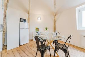 マルク・アン・バルールにあるCharming 2-bedroom apartment at Croisé Larocheのテーブルと椅子のあるダイニングルーム