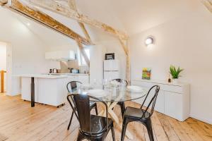 マルク・アン・バルールにあるCharming 2-bedroom apartment at Croisé Larocheのテーブルと椅子のあるキッチンとダイニングルーム