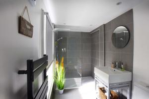 un bagno con lavandino e specchio di Style Meets Soul - Famous Art House Close To Centre - Free Parking a Canterbury
