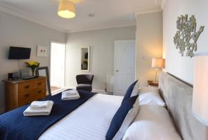 a bedroom with a large bed with towels on it at Arthouse in Canterbury +7 photos