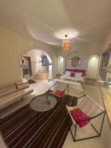 a living room with a bed and a couch at Beyt Merin Konağı in Mardin
