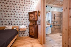 a bedroom with a bed and a bathroom with a shower at Wohnung ASSUNTA in Soprabolzano