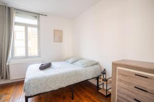 a small bedroom with a bed and a window at LE 219 - Maison tout confort à Amiens Wi-Fi rapide, Netflix, calme & proche centre in Amiens +6 photos