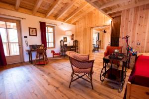 a living room with wooden floors and a wooden ceiling at Wohnung FRIEDRICH in Soprabolzano