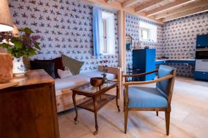 a living room with a couch and a table and chairs at Wohnung GEORG-OTTO in Soprabolzano