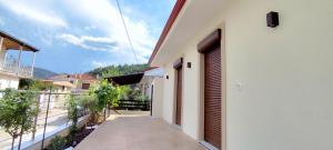 Δίκταμο في موزاكيون: ممر فارغ من منزل مع شرفة