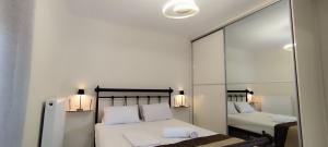 Δίκταμο في موزاكيون: غرفة نوم بسريرين ومرآة كبيرة