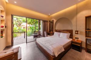 Un dormitorio con una cama grande y un balcón. en Sun Village, en Tuy Hoa