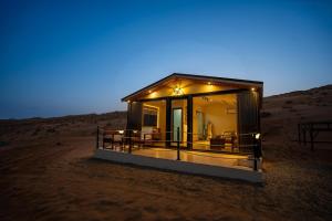 a small house in the middle of the desert at Atana bidiyah private camp in Al Raka