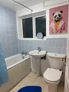 ein Badezimmer mit Waschbecken, Toilette und Badewanne in der Unterkunft 3 Bed Home, Sleeps 7 with Garden in Basildon in Basildon + 4 Fotos