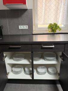 ARCOS Apartment - Geräumige 3-Zimmer-Wohnung mit 8 Einzelbetten - Perfekt für Familien, Gruppen oder Monteure في كابل غرافنهاوسن: مطبخ مع كونتر مع الأطباق والأطباق +15 صورة