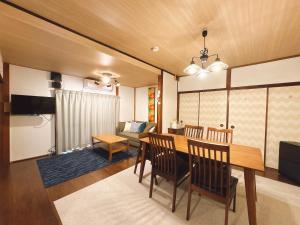 a dining room and living room with a table and chairs at 民宿ひだまり Minsyuku Hidamari 美観地区徒歩4分 一棟貸切 無料駐車場あり 最大5名 in Kurashiki