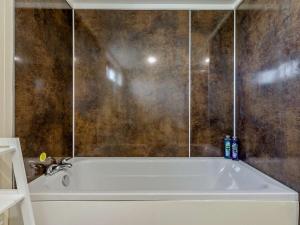 Koupelna v ubytování 2 Bed in Sowerby Bridge 90887 + 13 fotografií