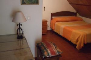 1 dormitorio con 2 camas, lámpara y cómoda en Hostal Alcázar, en Córdoba