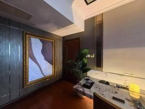 baño con una gran pintura en la pared en Panoramic views of the Bund and the Yangtze River, adjacent to the Oriental Pearl Tower, a top-tier luxury residence in Shanghai, en Shanghái