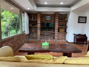 Μια τηλεόραση ή/και κέντρο ψυχαγωγίας στο The Pinewood Lodge and Organic Farm