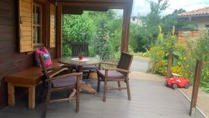 a patio with a table and chairs on a porch at Strandlust Döbeln - Bungalow für eine gemütliche Auszeit zu jeder Jahreszeit in Döbeln