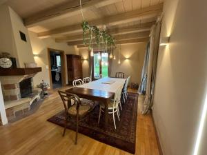 a dining room with a table and chairs at Nouveau, gîte RDVosges 5 chambres, jardin, calme, proche GERARDMER in Ban-sur-Meurthe-Clefcy