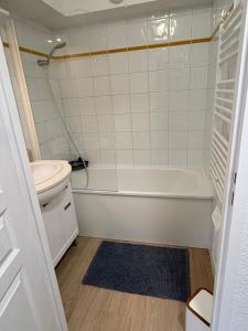 a bathroom with a tub and a toilet and a sink at Appt 4 pers, pied des pistes in Flumet